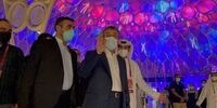 ژست خاص احمدی نژاد هنگام سلفی انداختن با یک زن بی حجاب+ عکس