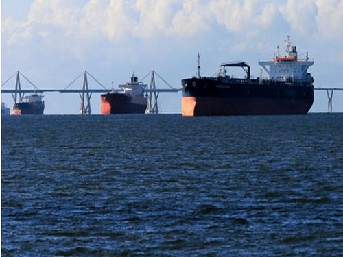 آخرین وضعیت تنگه هرمز به روایت سی‌ان‌ان/ کشتی‌ها کاملا متوقف هستند