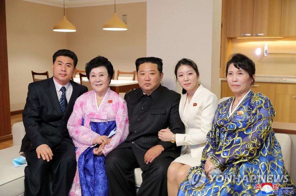 هدیه گران‌قیمت رهبر کره شمالی به گوینده خبر معروف+عکس