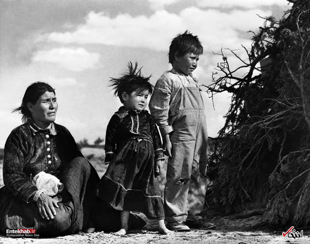 29 سپتامبر 1948 : یک زن از قبیله ناواهو با دو فرزندش در نیومکزیکو