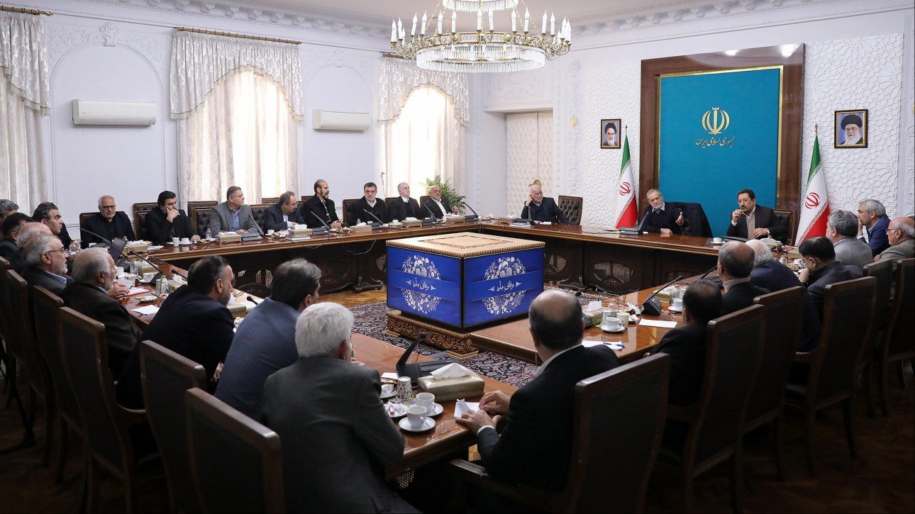 اگر قدرت بازاریان نبود آیا دولت به صدای جامعه گوش می‌داد؟ | روزی که رئیس جمهور شعار می‌داد، نمی‌دانست کشور با چه مشکلاتی  روبه‌روست؟