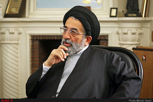 موسوی لاری: برخی اصولگرایان دکمه کت احمدی نژاد را می بوسیدند