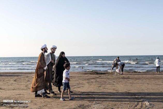 طلاب جوان در سواحل گیلان