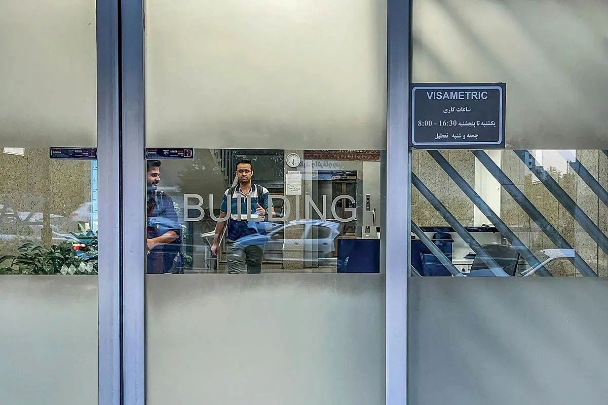 رویای مهاجرت پشت در سفارت | روایت متقاضیان ویزای کاری آلمان از شرایط نوبت دهی و کلاهبرداری دلالان