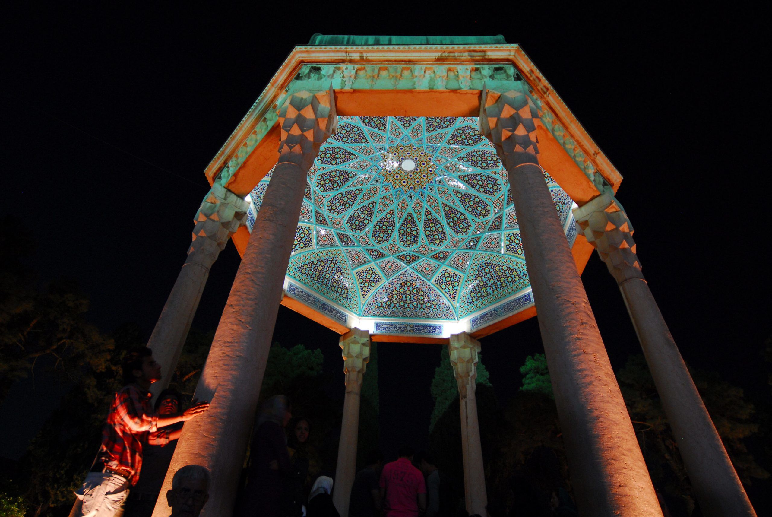 مراسم تحویل سال نو در حافظیه شیراز+ فیلم