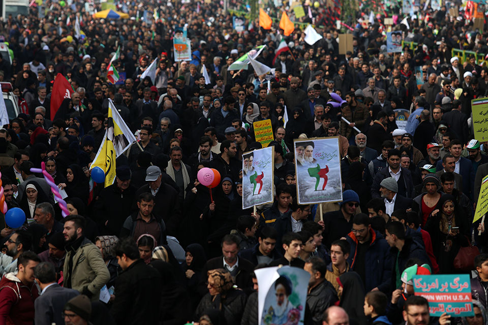 حضور متفاوت یک خانم محجبه موتورسوار در راهپیمایی ۲۲ بهمن + عکس