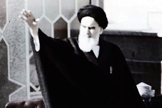 اهدای عکس منتشر نشده از امام خمینی(ره) که به برج آزادی