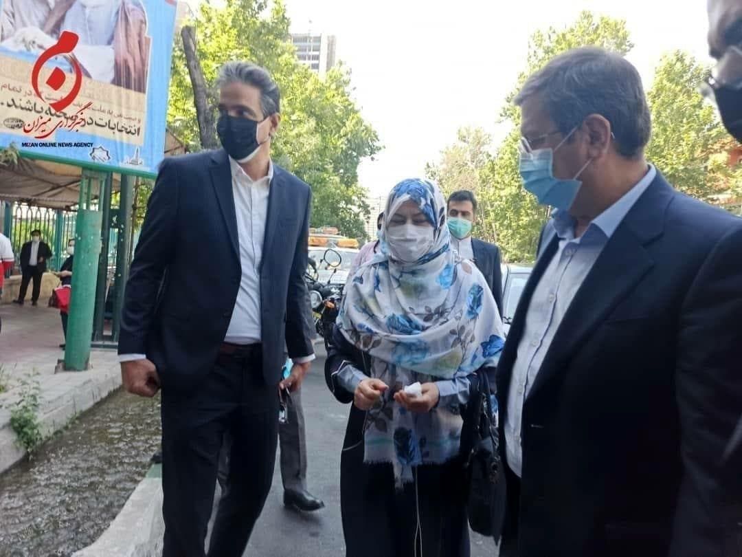 شعار دادن مردم هنگام خروج همتی از حسینیه ارشاد+ فیلم 