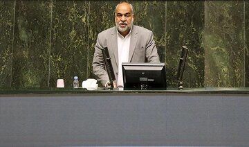 انتقاد یک نماینده از صداوسیما/ مجری‌ها دلقک‌گونه حرف‌هایی می‌زنند که جامعه را دچار تشنج می‌کنند