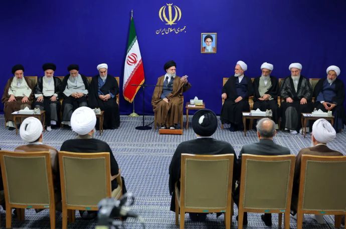 بیانات رهبر انقلاب در دیدار دستاندرکاران کنگره بینالمللی علامه میرزای نائینی + فیلم