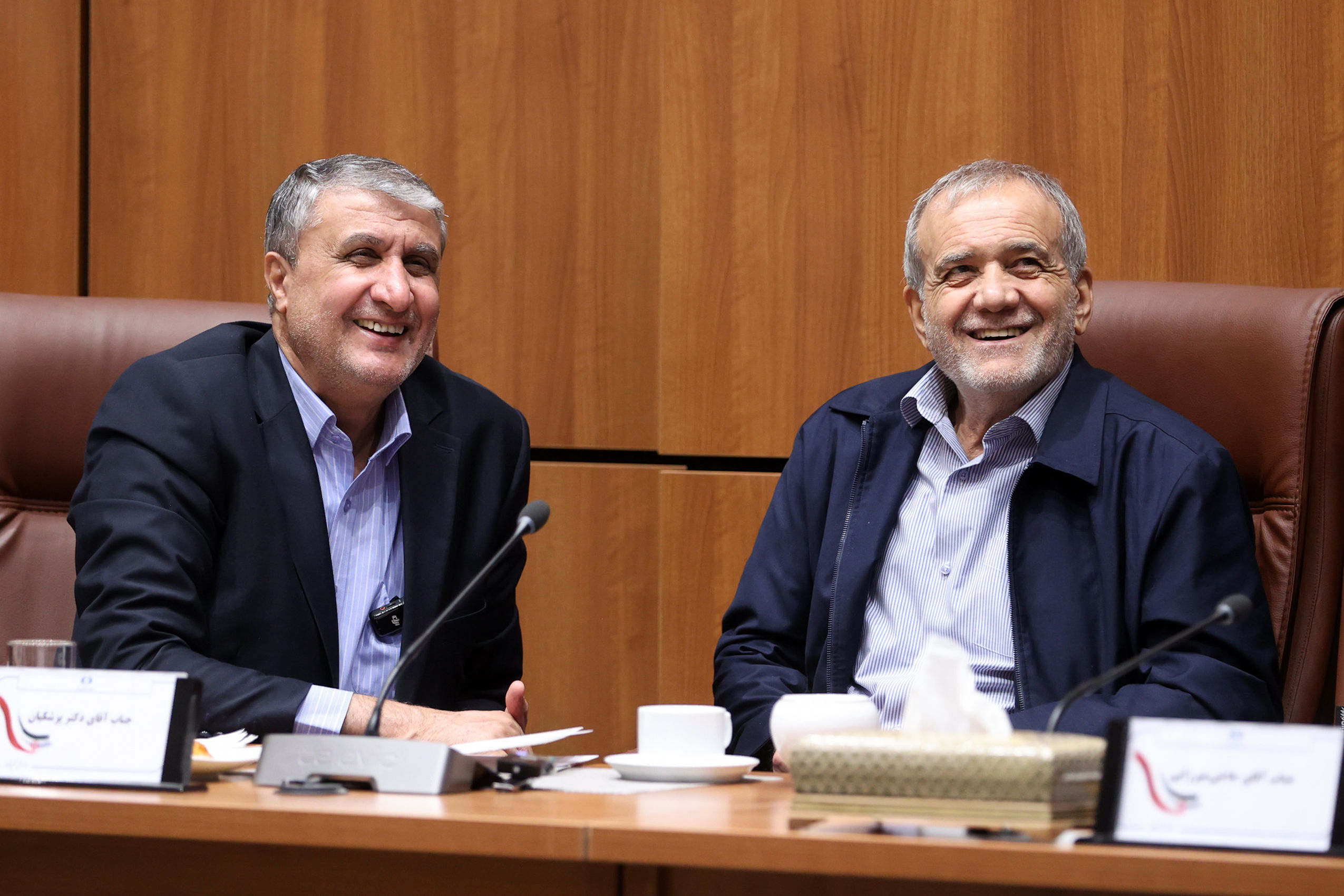 پزشکیان با تیپی متفاوت در سازمان انرژی اتمی + عکس