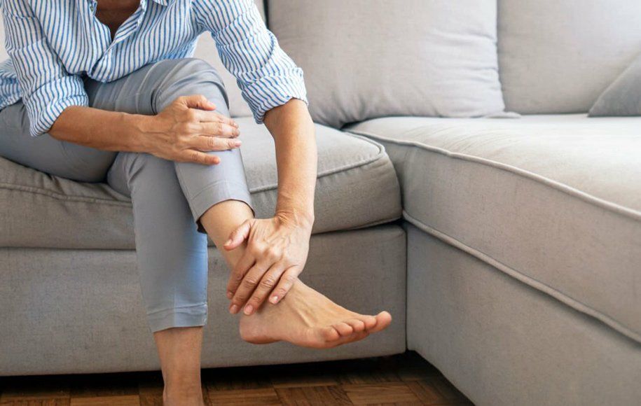 7 دلیل مهم که باید در سرد شدن پاهایت جدی بگیرید