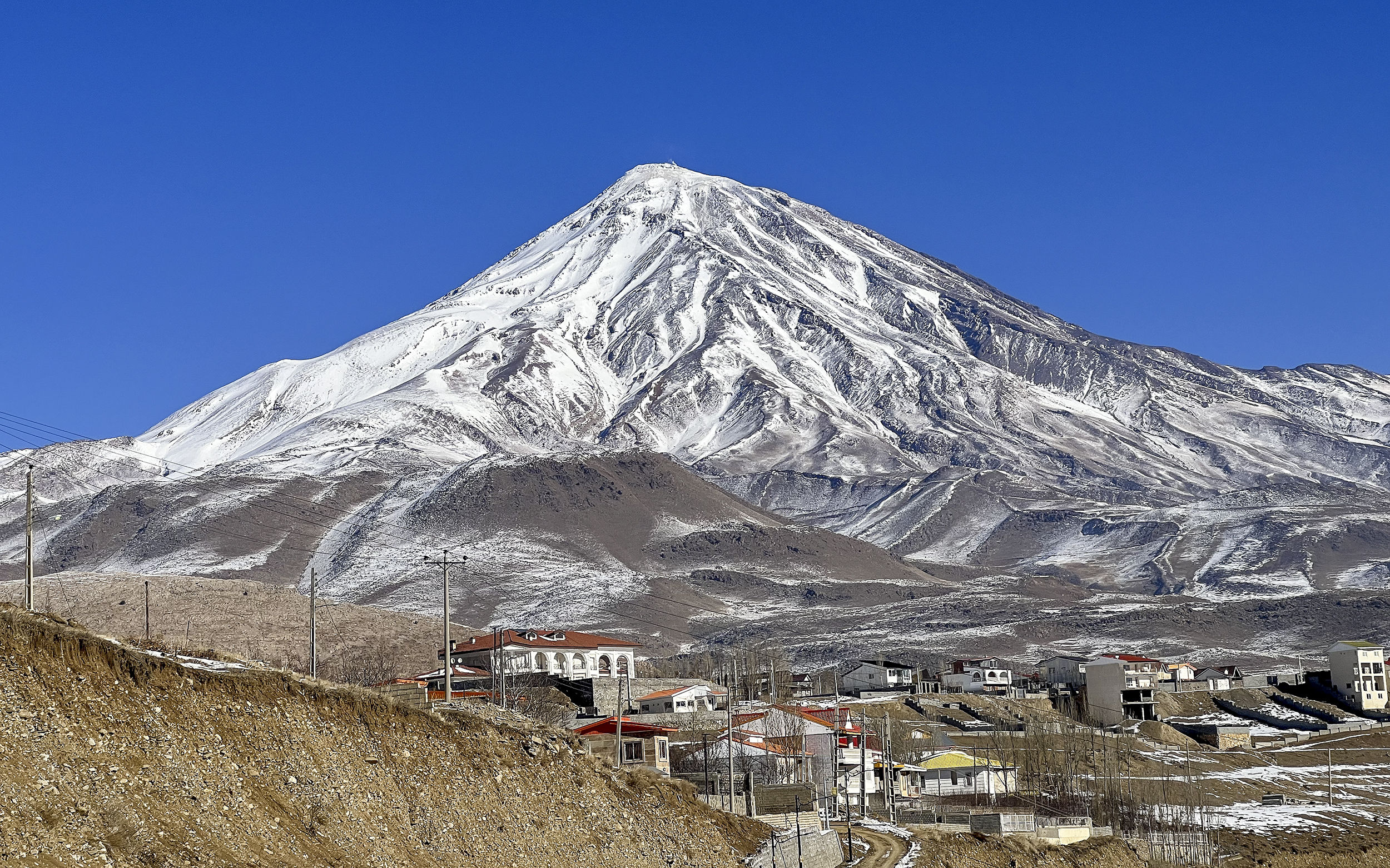 نمایی از قله برفی دماوند با سقف آبی+عکس