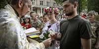 تصویری خاص از ازدواج سربازان اوکراینی در جنگ با روسیه + عکس