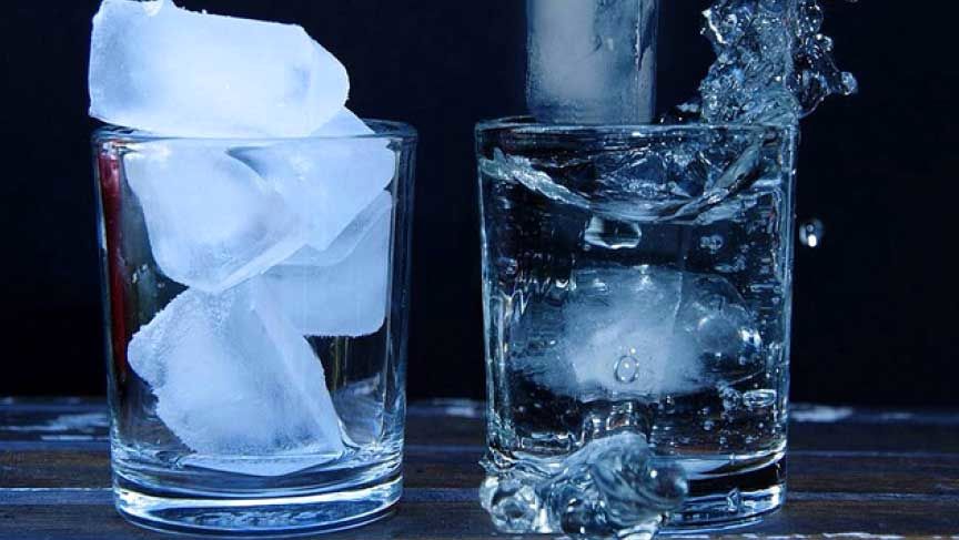 خواص و خطرات نوشیدن آب سرد برای بدن