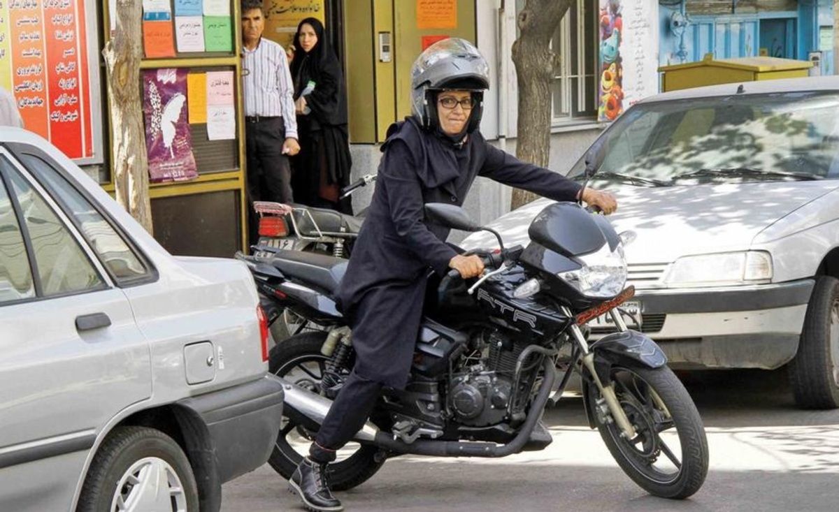 ناجا: صدور گواهینامه موتورسواری برای زنان منع قانونی دارد!