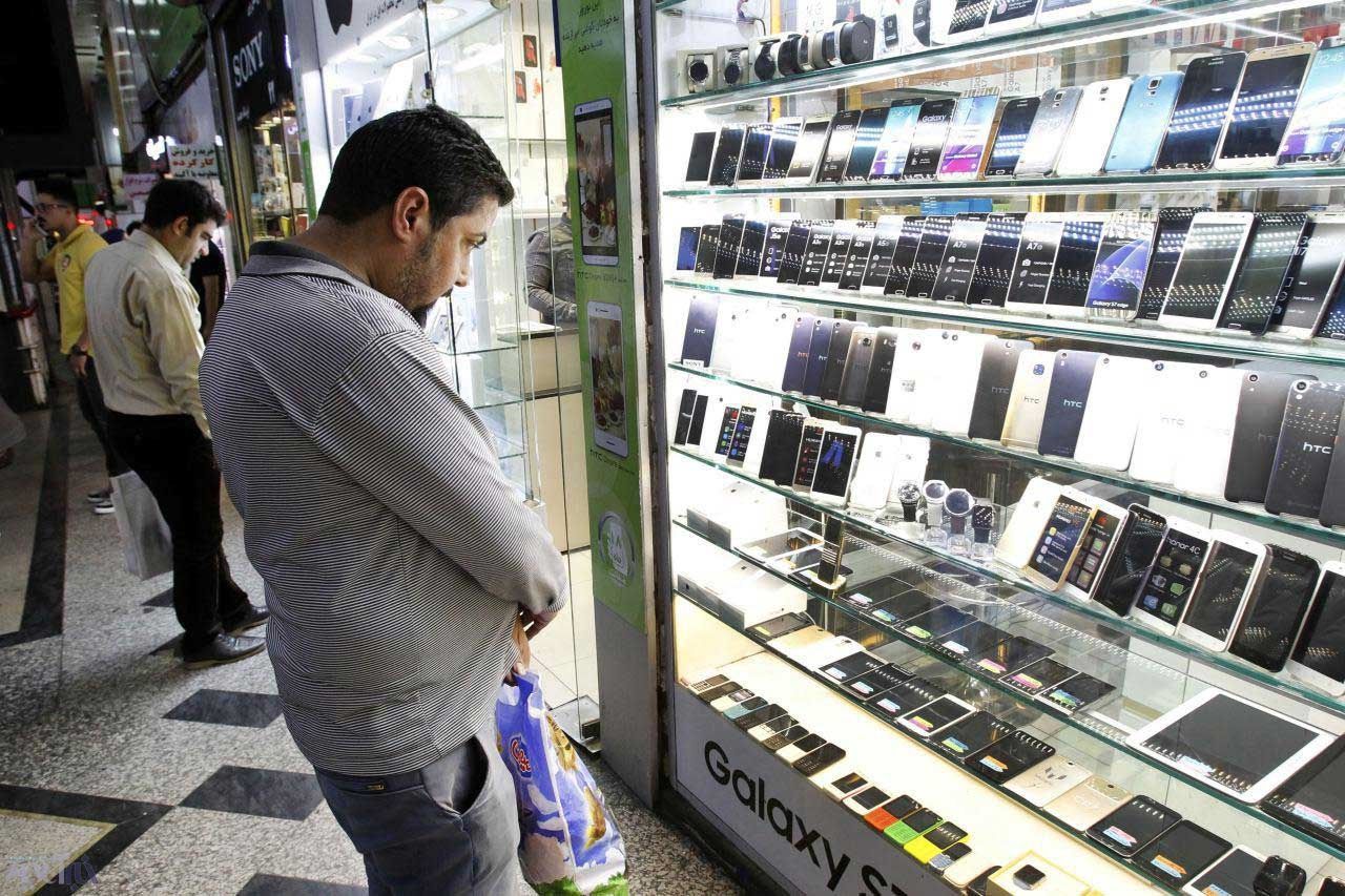 ​آذری جهرمی خبرداد؛  بازگشت ۱۰۰ هزار گوشی توقیفی به بازار
