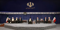  آخرین مراسم تنفیذ ریاست جمهوری با حضور رهبر شهید/ احمدی‌نژاد نیامد/ شمخانی لباس نظامی پوشید/ گپ‌وگفت روحانی و جلیلی +تصاویر