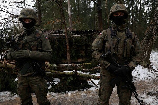 لهستان نظامیانش را در مرز بلاروس بیشتر می‌کند
