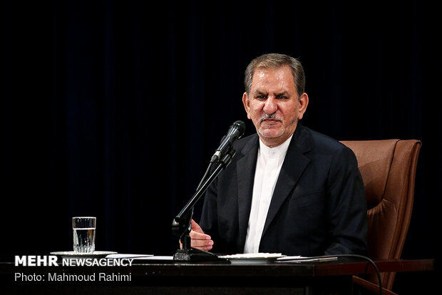جهانگیری: یک عده فکر می‌کنند مردم به رفاه برسند اعتقاداتشان سست می‌شود / برخی با توسعه این کشور مشکل دارند + فیلم 