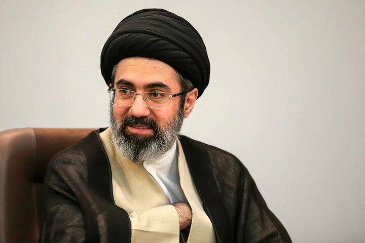 تصویری دیده نشده از اقتدای آیت‌الله سیدمجتبی خامنه‌ای به رهبر شهید انقلاب