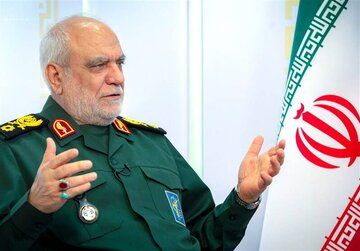 عکسی دیده نشده از رئیس سازمان اطلاعات سپاه در کنار رهبر شهید انقلاب
