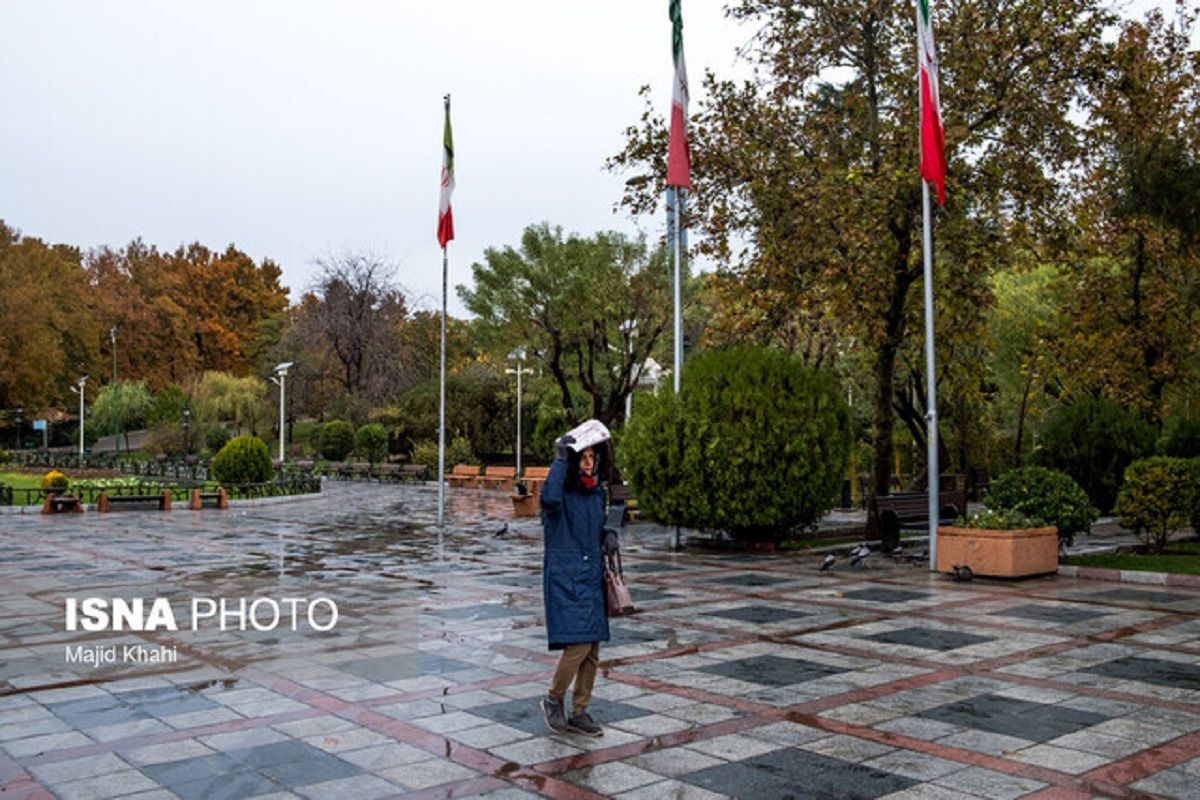 تهران همچنان رنگ برف را نخواهد دید! / احتمال باد و باران پراکنده در تهران