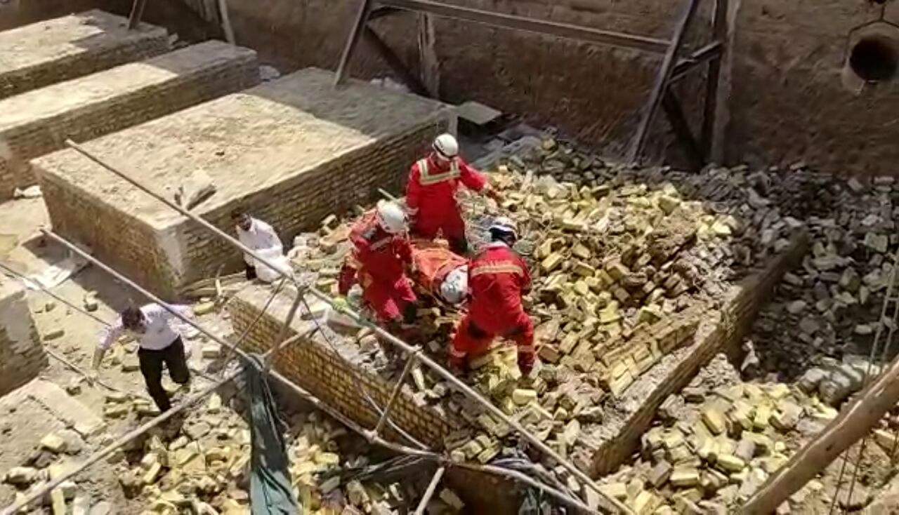 جزییات نجات ۴ کارگر از آوار ساختمان قدیمی در تهران