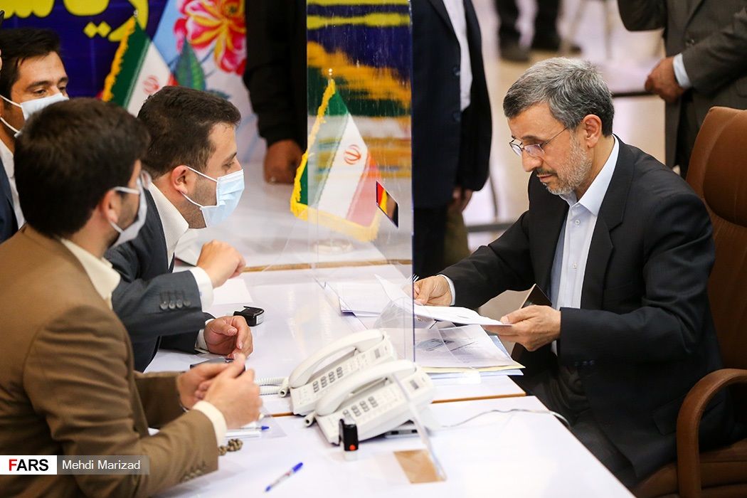 عکسی از احمدی نژاد همراه با شناسنامه/ اصل اصل است