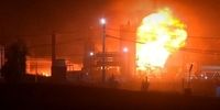 آتش سوزی گسترده در یک پالایشگاه نفت
