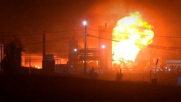 آتش سوزی گسترده در یک پالایشگاه نفت