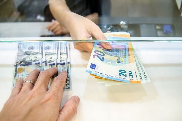 بازدهی بازار ارز در شهریور 1405؛ دلار ۱۸ درصد رشد کرد، یورو عقب ماند | پیش‌بینی قیمت دلار در مهر ماه؛ از مقاومت ۲۳۷ هزار تومانی تا دلار ۲۵۰ هزار تومانی