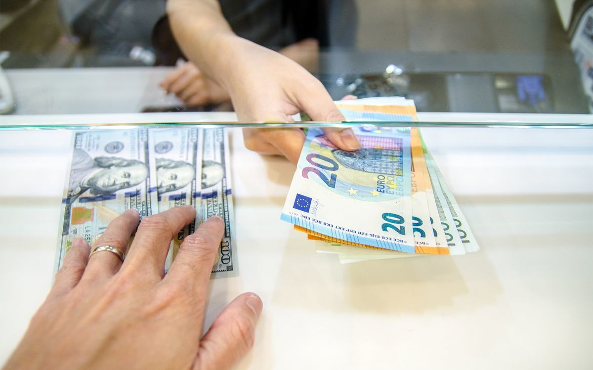 هزینه عجیب اجاره کارت ملی برای خرید ارز سهمیه ای /اختلاف نظر درباره آینده قیمت دلار
