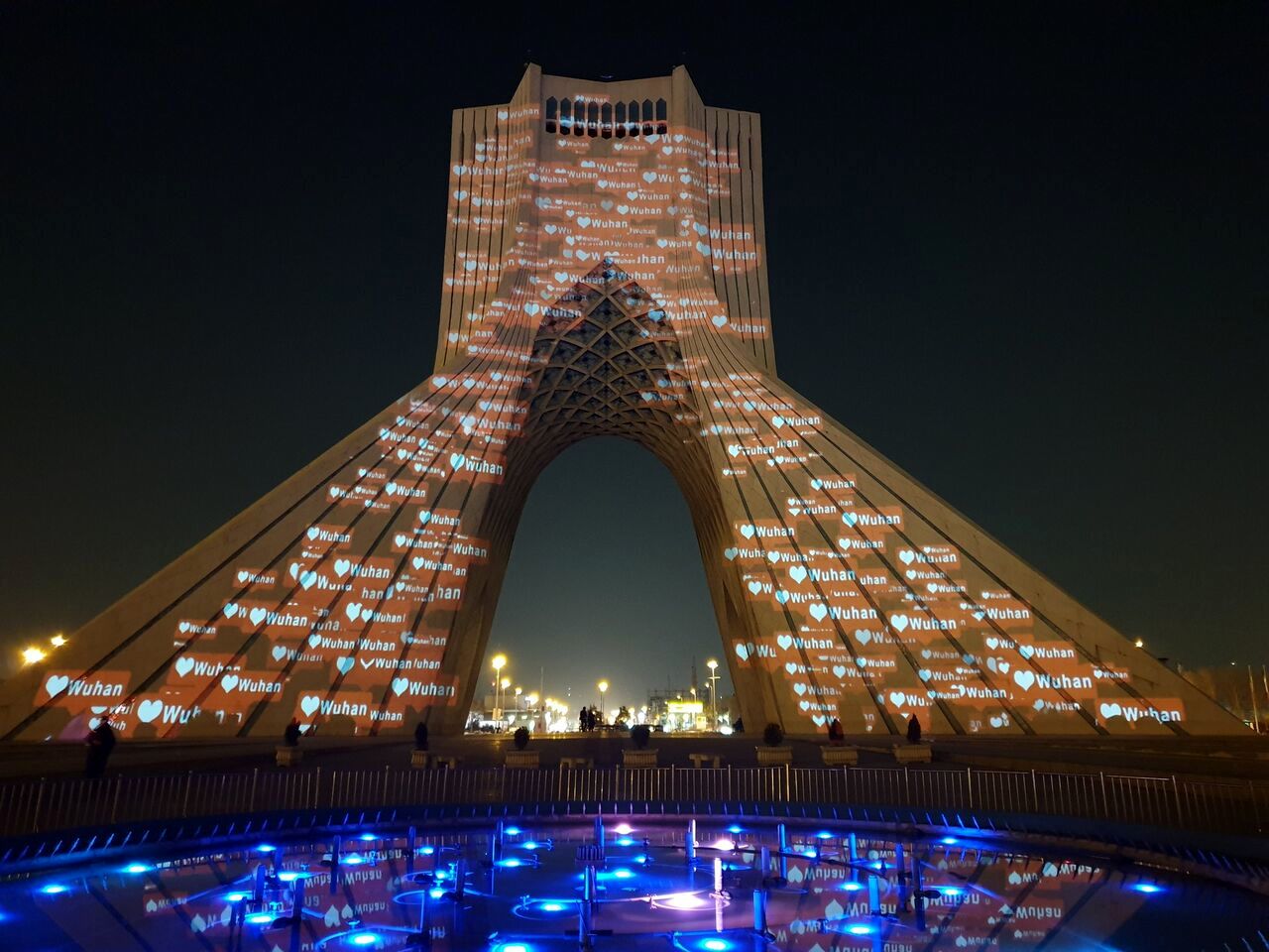 همدردی با مردم چین به وسیله برج آزادی