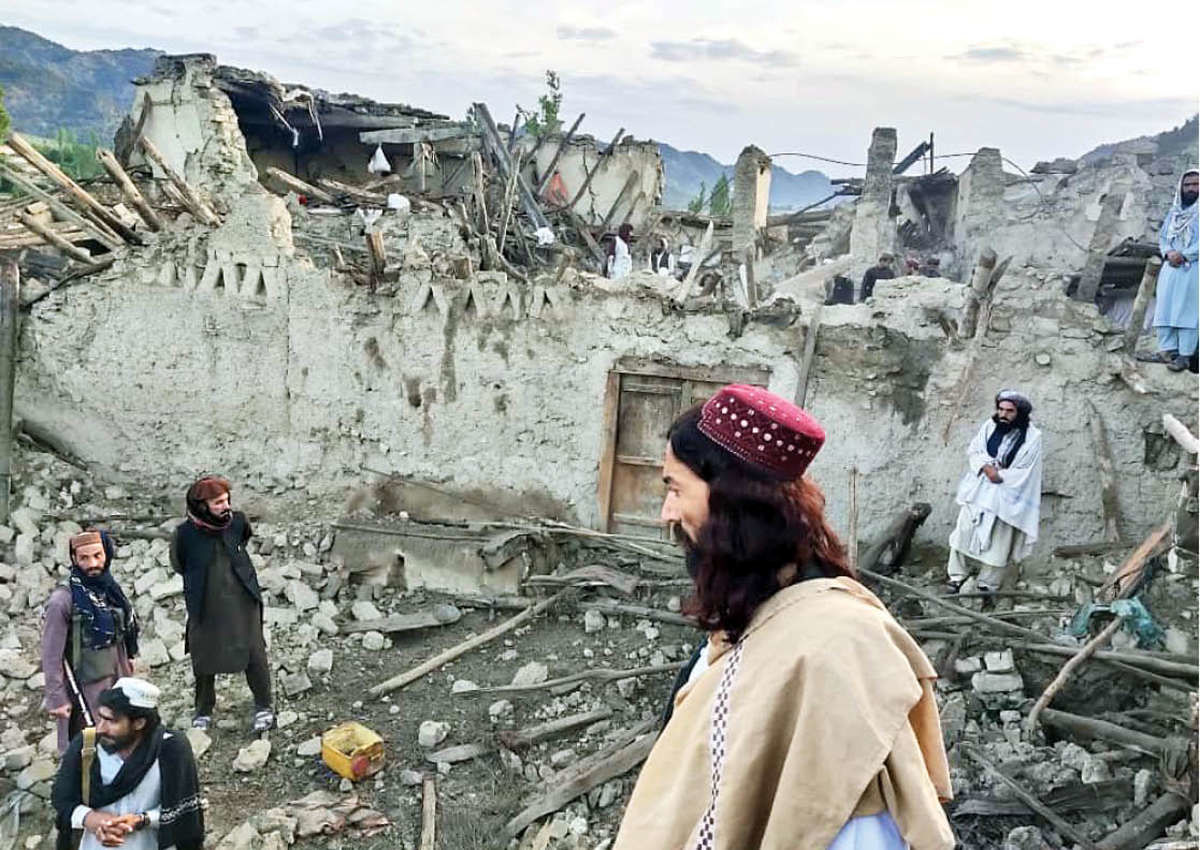 مرگ ۱۴ عضو یک خانواده در زلزله/ ضجه های این مرد دل مردم را به درد آورد+ فیلم