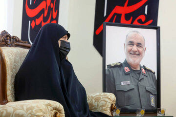 دختر شهید سردار سلامی: پدر برای هشدار به همسایه‌ها نیم ساعت به منزل سر زدند و گفتند اینجا را ترک کنند تا آسیب نبینند