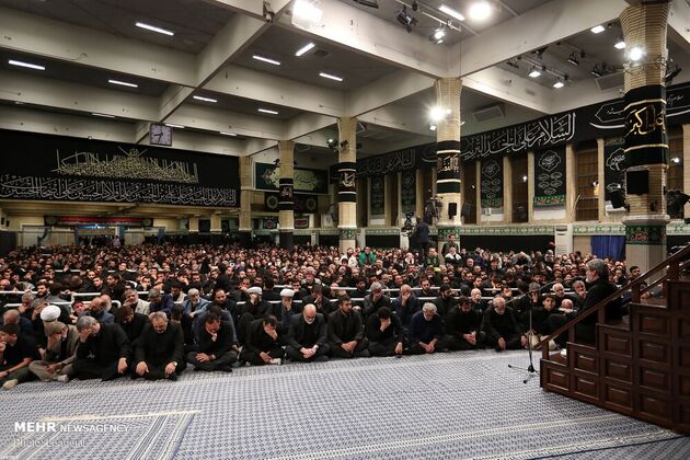 عزاداری شب عاشورا در حسینیه امام خمینی با حضور رهبری، قاسم سلیمانی، مقتدی صدر، احمدی‌نژاد