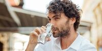  ۱۰ علت مهم برای اینکه هیچوقت ایستاده آب ننوشید!