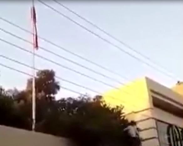 حمله طرفداران بارزانی به کنسولگری ایران در اربیل و تعرض به پرچم کشورمان + عکس