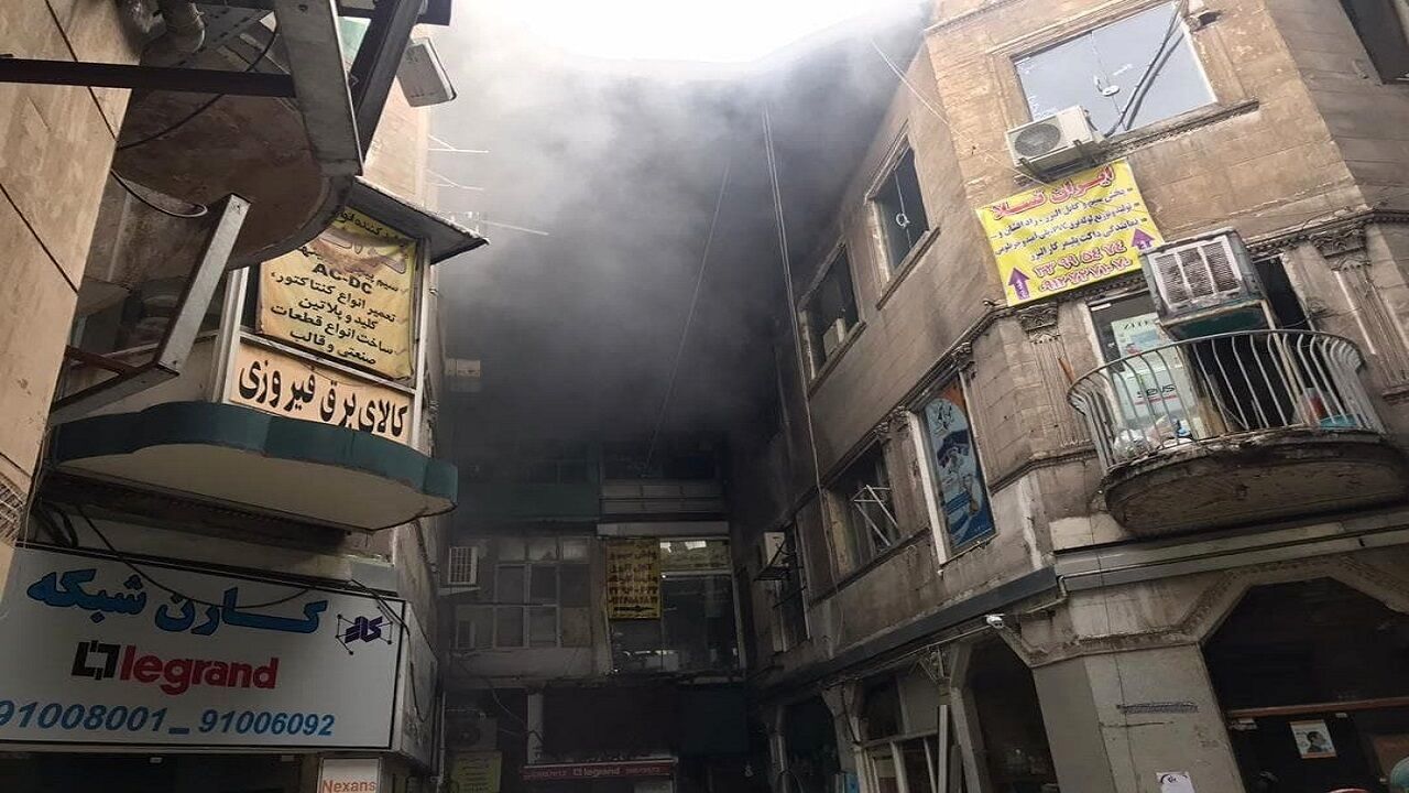 پاساژی در بازار تهران طعمه آتش شد