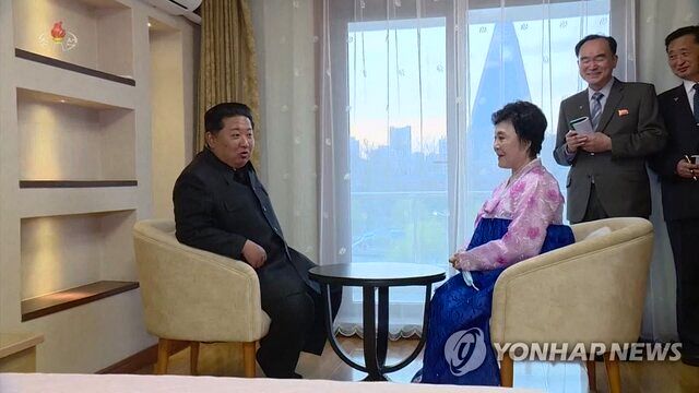  رهبر کره شمالی به بانوی صورتی یک هدیه مجلل داد/ بانوی صورتی کیست؟+تصاویر