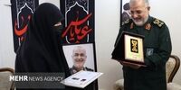  اعطای درجه سپهبدی به خانواده شهید سلامی توسط فرمانده کل سپاه