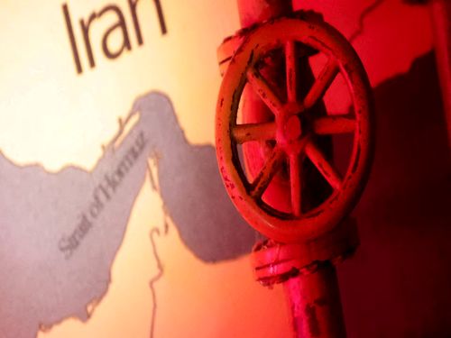 بازار نفت در تب جنگ | افزایش قیمت نفت با وجود تلاش‌های جهانی برای مهار بحران عرضه و بازگشایی تنگه هرمز | آمریکا تحریم‌های مربوط به نفت ایران را لغو می‌کند؟