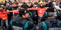 حمله پلیس اسپانیا به مراکز رای گیری همه پرسی استقلال کاتالونیا + عکس