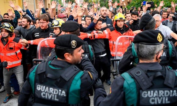 حمله پلیس اسپانیا به مراکز رای گیری همه پرسی استقلال کاتالونیا + عکس