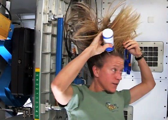 فیلم حمام کردن خانم فضانورد در فضا 
