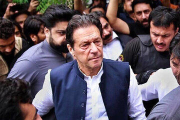 پیش‌بینی مهاجرانی از آینده عمران خان/ پاکستان با جنبشی رو‌به‌رو است که می خواهد ارتش را به پادگان‌ها بفرستد