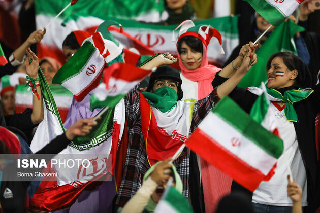 منتخب تصاویر نخستین حضور قانونی زنان ایرانی در ورزشگاه آزادی
