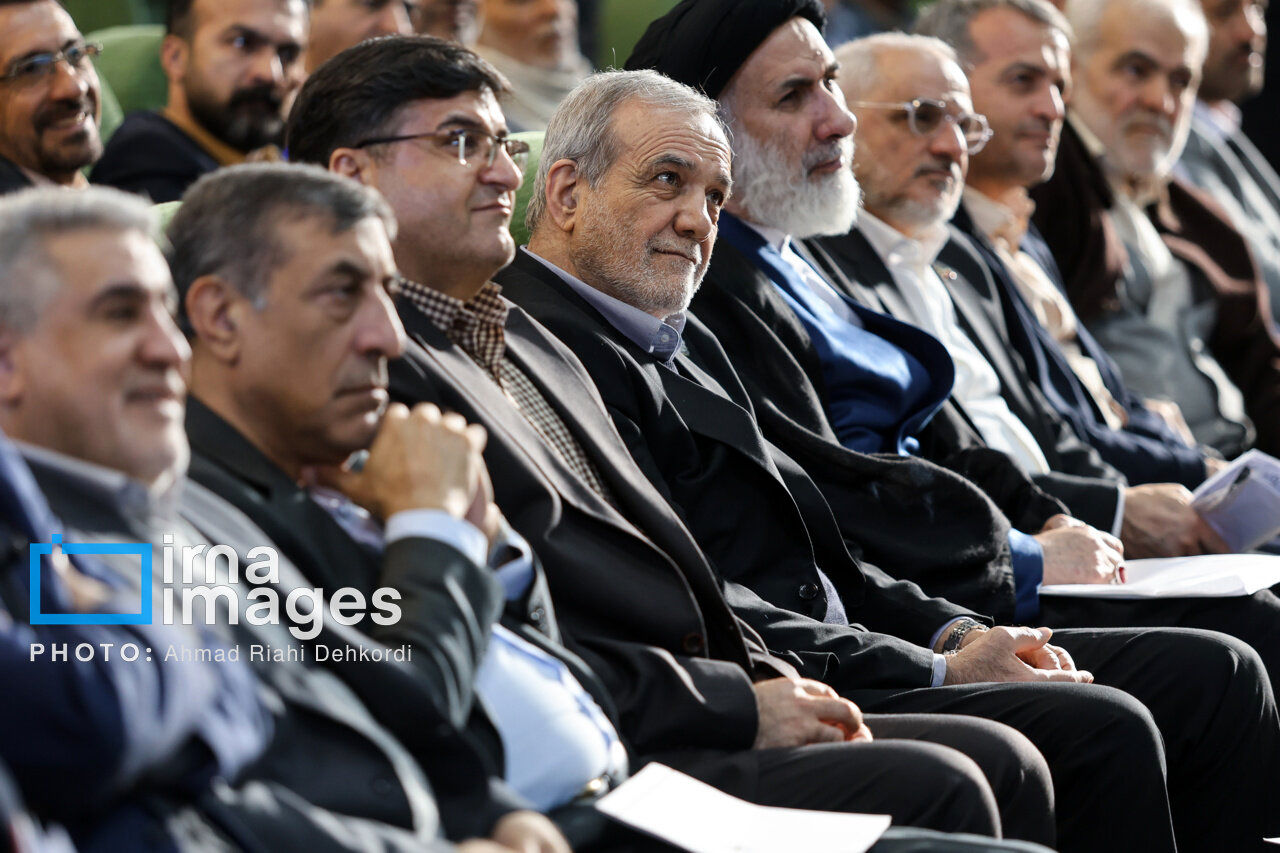 زبان بدن رئیس‌جمهور خبرساز شد+ تصاویر