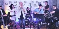 حضور جنجالی خواننده مشهور پاپ شبکه «من و تو»! 